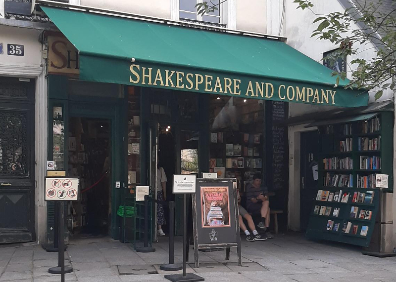 shakespeare and company bookstore in paris